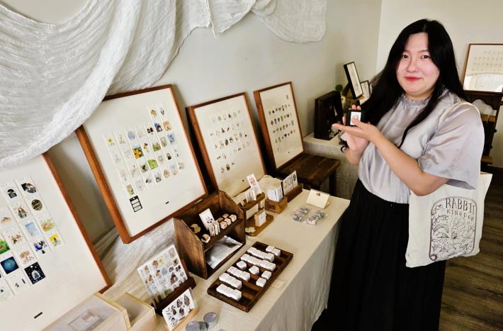 北分署創客基地進駐團隊的青年創客「滿地」劉惠心至台中人氣文具店「菓ノ文具曲」展售插畫貼紙、木製印章、月曆等文創商品。_Instructions for literal