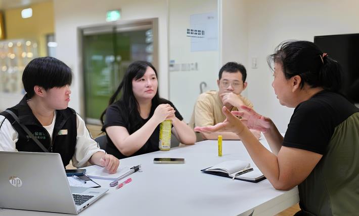 北分署創客基地提供專業顧問諮詢輔導，圖像授權顧問陳虹年(右1)提供專業意見，幫助劉惠心(左2)釐清品牌延伸與商品授權的可能性_Instructions for literal