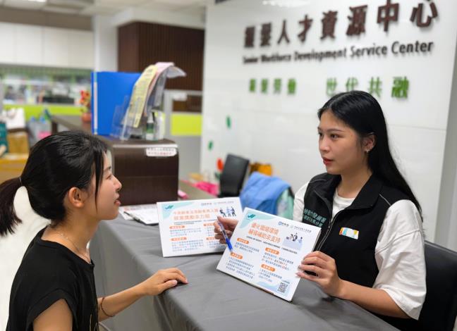 北分署銀髮人才資源中心人員向企業說明「五五就業促進獎勵」最新資訊.JPG_Instructions for literal