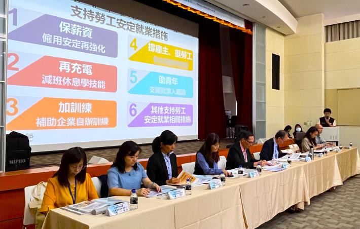 勞動部23日舉辦「支持勞工安定就業措施企業交流座談會」，同時邀請與經濟部、財政部代表共同出席，說明政府相關支持措施_Instructions for literal