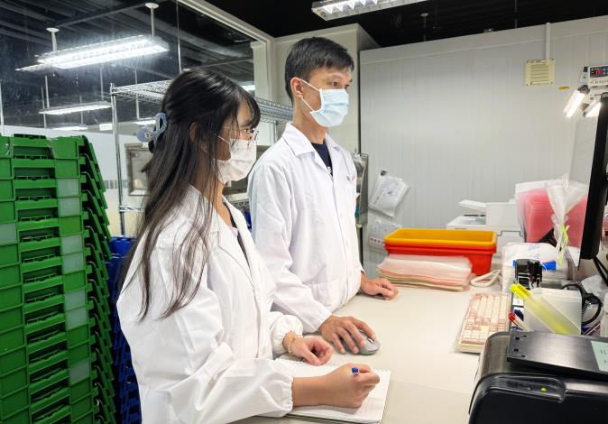 「大專青年預聘計畫」，打造學用合一、在校即銜接職場的就業新模式，協助青年畢業即就業。林吟芯(左)在職場導師指導下參與實作。_Instructions for literal