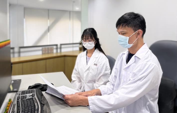 林吟芯(左)大四時參加北分署大專青年預聘計畫，在職場導師教導接受系統化訓練，實習結束後即獲得留任成為正式員工。_Instructions for literal