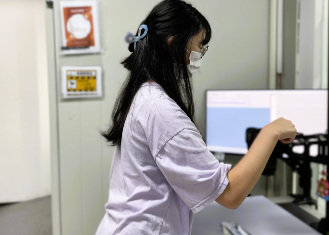 林吟芯參加北分署大專青年預聘計畫，接受系統化訓練與工作輪調，實習結束後留任，畢業即就業。_Instructions for literal