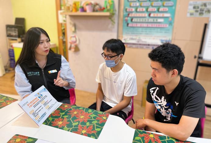 北分署銀髮人才資源中心人員向社團法人中華萌愛關懷協會說明「五零五零就業網絡合作補助計畫」最新資訊_Instructions for literal