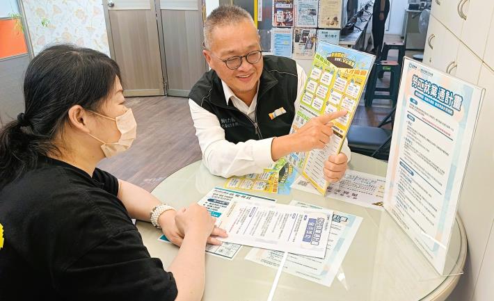 北分署基隆就業中心就服員為廠商介紹勞工就業通計畫，並推介適合求職者就業。_Instructions for literal