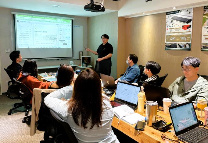 方智公司運用北分署「小型企業人力提升計畫」資源，規劃ESG、AI應用等主題課程，幫助員工已AI輔助作業，並將永續思維融入產品設計。_Instructions for literal