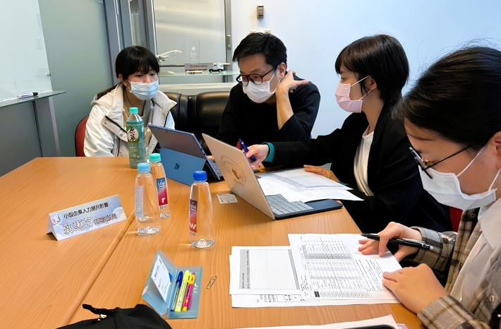 北分署「小型企業人力提升計畫」顧問(右2)，依企業發展與人才需求，量身打造專屬培訓方案。_Instructions for literal