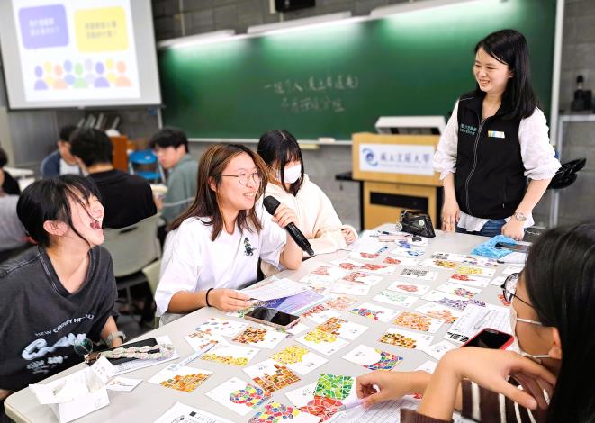 北分署YS職涯諮詢師規劃「生涯興趣探索工作坊」，運用尋常日牌卡作為媒介，協助釐清個人特質與價值觀_Instructions for literal