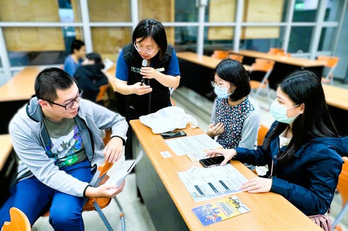 北分署YS職涯諮詢師協助同學檢視並優化履歷內容，透過分組模擬面試，練習自我表達能力_Instructions for literal