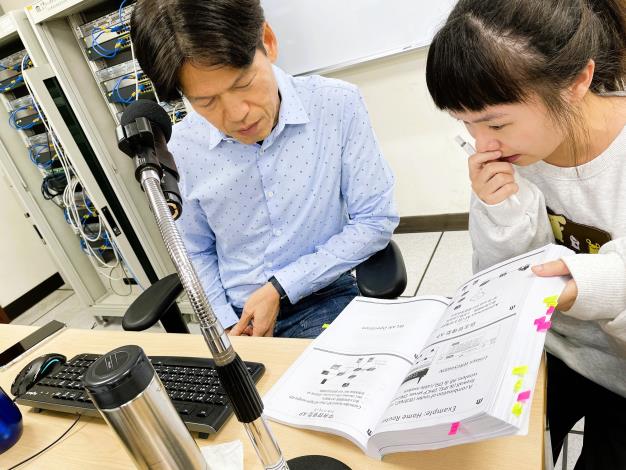 小瑋為強化資訊專業，參加北分署與電電公會合作辦理的「雲端網路與資安工程師養成班」，課程中積極主動與講師討論網路架構與封包傳遞等技術。.JPG_Instructions for literal