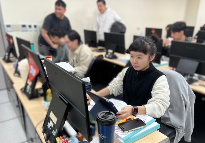 小瑋參加北分署「產業新尖兵計畫-雲端網路與資安工程師養成班」上課實況，訓後成功轉職資訊業_Instructions for literal