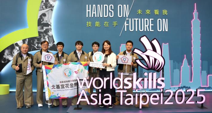 2025亞洲技能競賽圓滿落幕，北分署培訓選手得牌率百分百。右2北分署沈文麗分署長、右1青少年組網頁技術金牌高繼翊、右3冷凍空調金牌陳建凱、右4網頁技術銀牌林碩斌；左3工業控制金牌林宥融；左1南港高工王世超主任、左2北科附工黃文林組長。.JPG_Instructions for literal