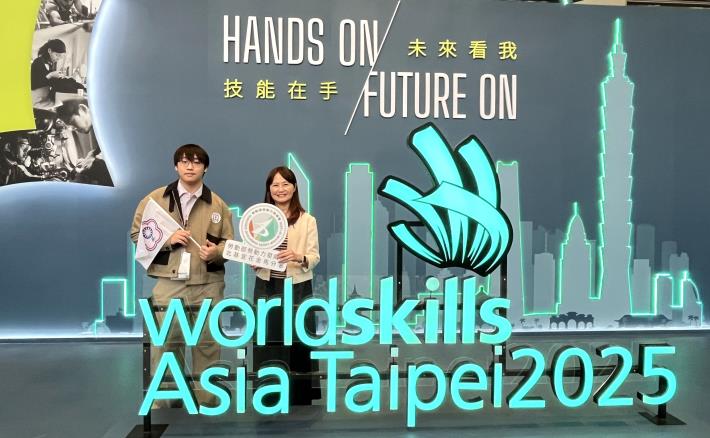 北分署沈文麗分署長恭賀青年組網頁技術職類選手林碩斌榮獲銀牌_Instructions for literal