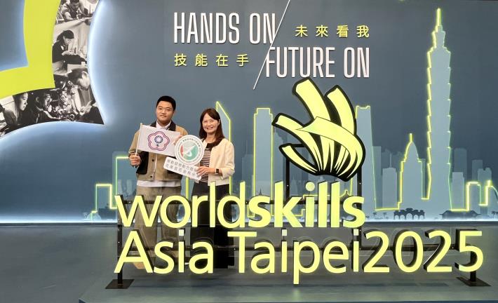 北分署沈文麗分署長恭賀青少年組網頁技術職類金牌高繼翊選手榮獲金牌_Instructions for literal