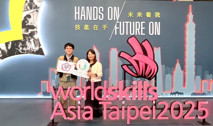 北分署沈文麗分署長恭賀青年組冷凍空調職類選手陳建凱榮獲金牌_Instructions for literal