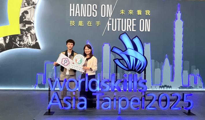 北分署沈文麗分署長恭賀青年組工業控制職類林宥融選手榮獲金牌_Instructions for literal