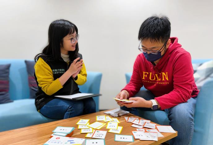 北分署YS職涯諮詢師(左)透過一對一深度諮詢，陪伴青年(非文中個案)釐清職涯方向_Instructions for literal