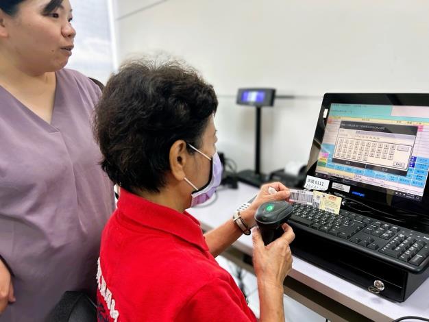 在體驗式徵才活動中，安排中高齡求職者實際操作POS系統，協助提前了解工作情境。_Instructions for literal