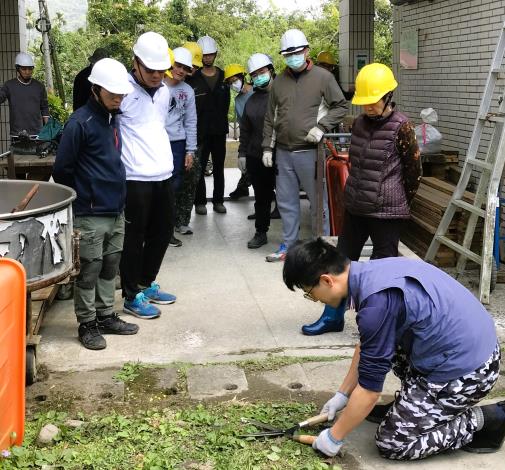 造園景觀施作班職訓師(前右)實地教授示範剪定鋏修剪技巧_Instructions for literal