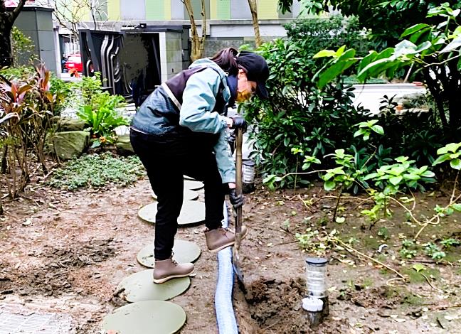 小庭參加北分署職訓，從零開始培養專業職能，考取技術士證照成功轉換跑道。_Instructions for literal