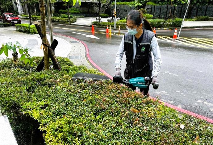 小庭參加北分署職訓培訓新技能，結訓後考取園藝景觀技術士證照，成功轉職。_Instructions for literal