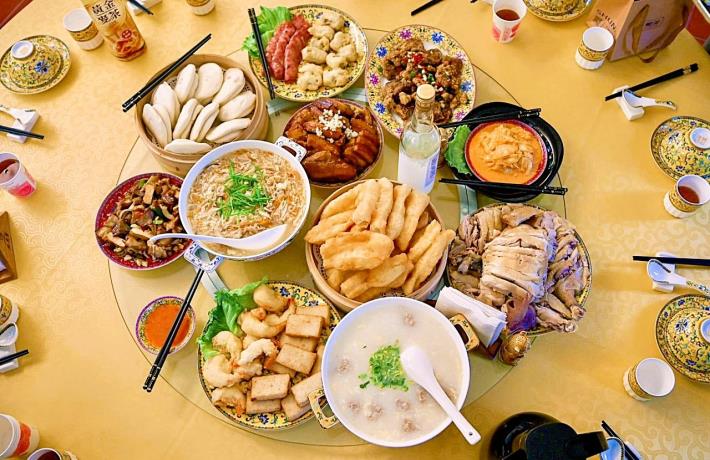 金門縣金城鎮後浦商圈發展協會之總兵宴，集合傳統金門在地小吃於一桌。_Instructions for literal