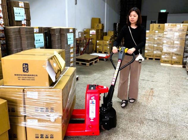 勞動部「勞工就業通計畫」整合僱用獎助、工作崗位訓練與職務再設計資源。丁小姐透過職務再設計資源導入的拖板車，讓搬運工作更輕鬆有效率。_Instructions for literal