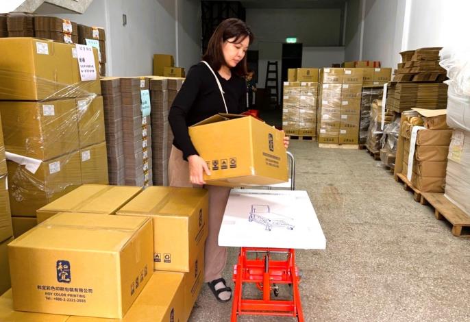 透過油壓升降臺車，大幅降低身體負擔，打造更安全舒適的工作環境。_Instructions for literal