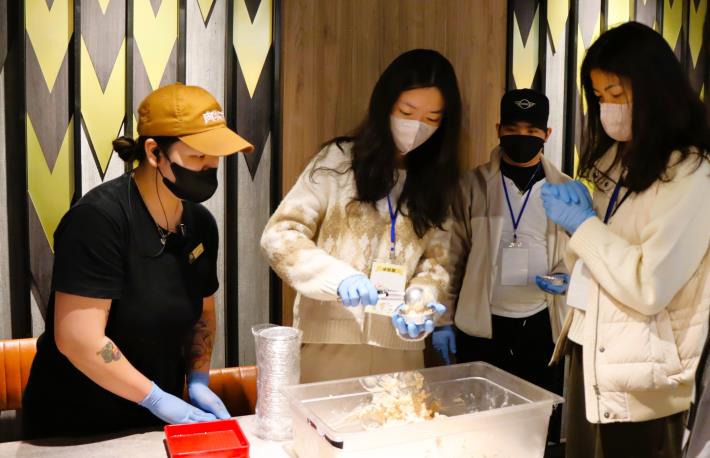 北分署YS帶領青年實地走訪王品餐飲集團「肉次方」，實際體驗了解顧客服務流程_Instructions for literal