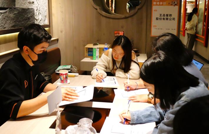 北分署YS帶領青年參訪王品餐飲集團「聚」日式鍋物，引領青年探索餐飲實務的第一線_Instructions for literal
