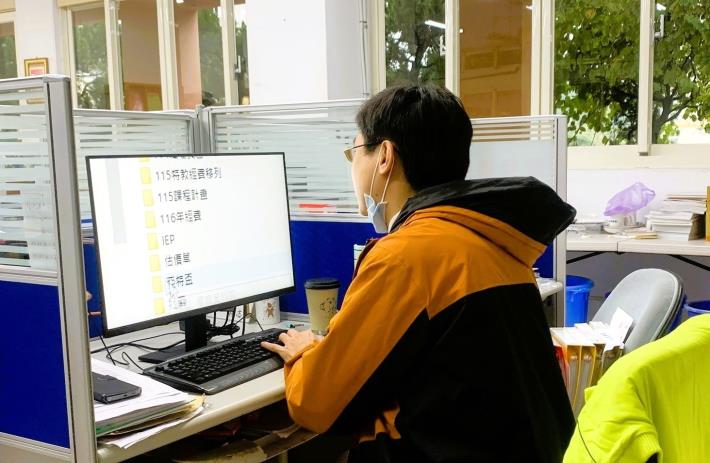 重度視障者阿志，申請勞動部「職務再設計」，汰換大尺寸螢幕減輕用眼負擔_Instructions for literal