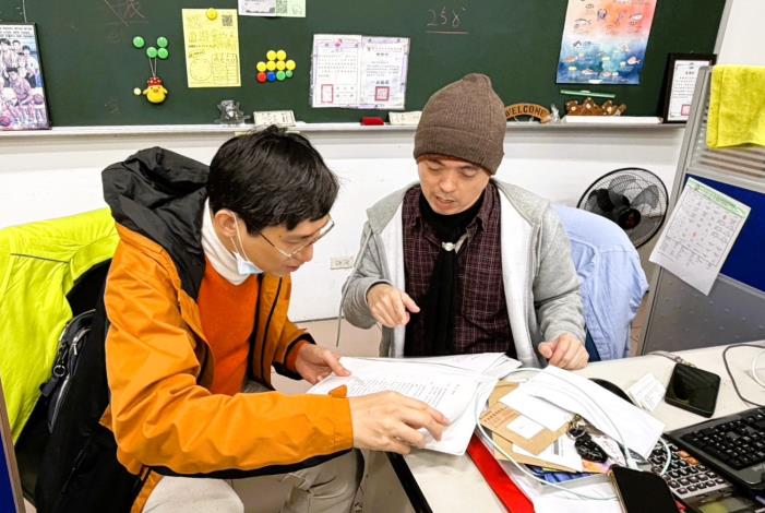 重度視障者阿志(左)，申請勞動部「職務再設計」，補助視力協助員(右)協助文書處理及校外訪視。_Instructions for literal