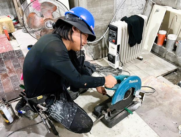 庭維參加勞動部北分署在職進修訓練，考取室內配線(屋內線路裝修)乙級、自來水配管丙級技術士證照，拓展公司承接的工程項目。_Instructions for literal