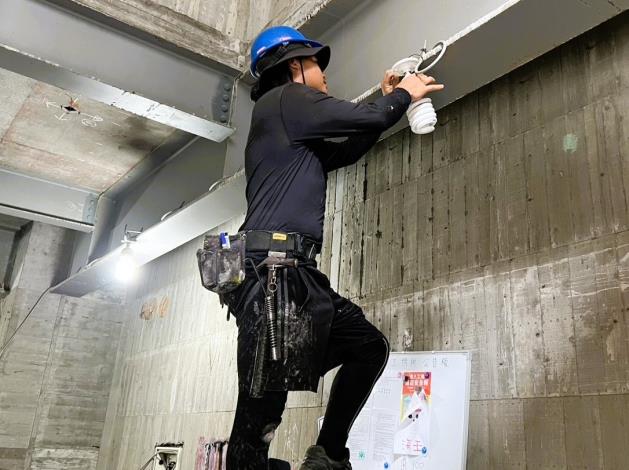 庭維參加勞動部北分署在職進修訓練，取得專業證照，提升團隊整體技術水準。_Instructions for literal