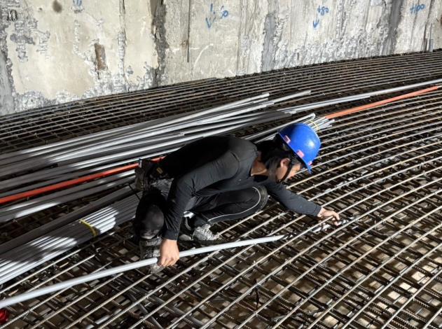 庭維參加北分署在職訓練，強化專業技術深度與應用能力，圖中為樓板配管施工實況。_Instructions for literal