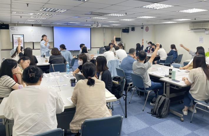 青年就業旗艦計畫說明會中，廠商踴躍提問了解申辦流程(歷史照片)_Instructions for literal