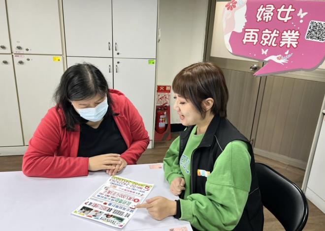 北分署就業中心同仁為民眾說明婦女再就業計畫內容_Instructions for literal
