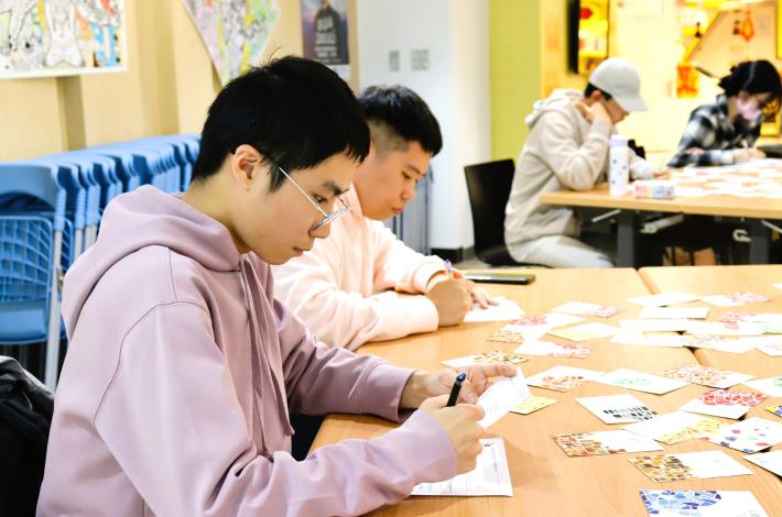 北分署YS職涯諮詢師帶領學生透過牌卡，引導青年檢視個人興趣與特質，連結未來升學與職涯規劃_Instructions for literal