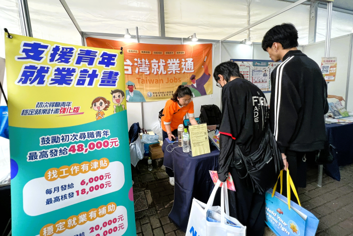 勞動力發展署台灣就業通、北分署青年職涯中心在徵才活動現場設攤，提供多元資源協助青年求職_Instructions for literal