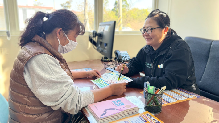 北分署就業服務員(右)向失業民眾介紹「照顧服務就業獎勵」(非文中個案)_Instructions for literal