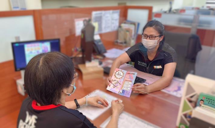 北分署就業中心就服員(右)為民眾說明勞動部照顧服務就業獎勵內容(非文中個案)_Instructions for literal