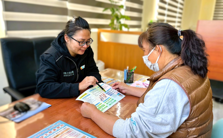 北分署金門就業中心就服員(左)向失業民眾說明「照顧服務就業獎勵」(非文中個案)_Instructions for literal