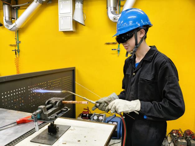 北分署與南港高工共同培訓選手廖祐得，獲得青年組「冷凍空調」職類銀牌_Instructions for literal