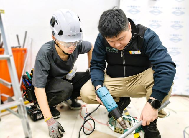 北分署與松山工農共同培訓選手黃漢華(左)，接受北分署訓練師陳彥霖(右)指導，獲得青年組「電器裝配」職類金牌_Instructions for literal