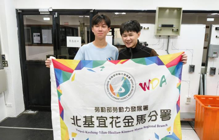 北分署與新北市立正德國中共同培訓選手李一鑫(左)，獲得「工業控制」職類青少年組金牌_Instructions for literal