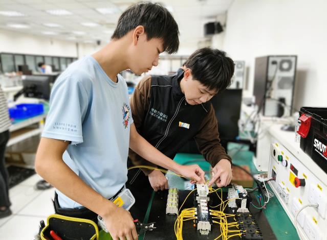 北分署與新北市立正德國中共同培訓選手李一鑫(左)，接受北分署訓練師李亞軒(右)指導，獲得青少年組「工業控制」職類金牌_Instructions for literal