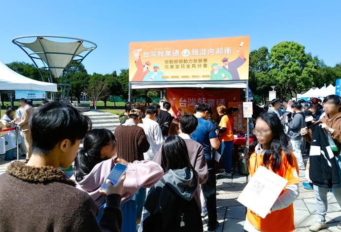 北分署啟動校園徵才系列活動，青年職涯發展中心並於活動中設攤，提供職涯諮詢、模擬面試、履歷健檢等服務_Instructions for literal
