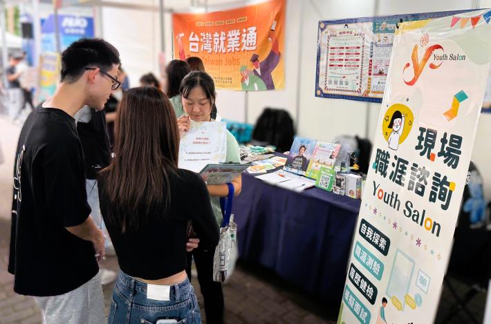 北分署YS走入校園，將職涯服務帶到青年身邊，協助青年接軌職場_Instructions for literal