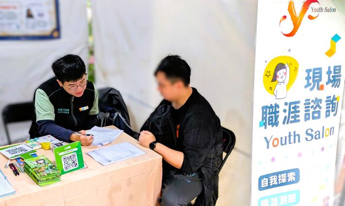 北分署YS串聯校園徵才活動，提供「現場職涯諮詢」服務，由專業職涯諮詢師親自駐點，提供一對一的個別職涯諮詢_Instructions for literal