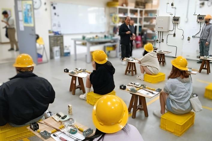北分署宜蘭職業訓練場結合「財團法人臺北市失親兒福利基金會宜蘭分事務所」帶領未就學未就業少年透過水電職訓認識職業內容_Instructions for literal